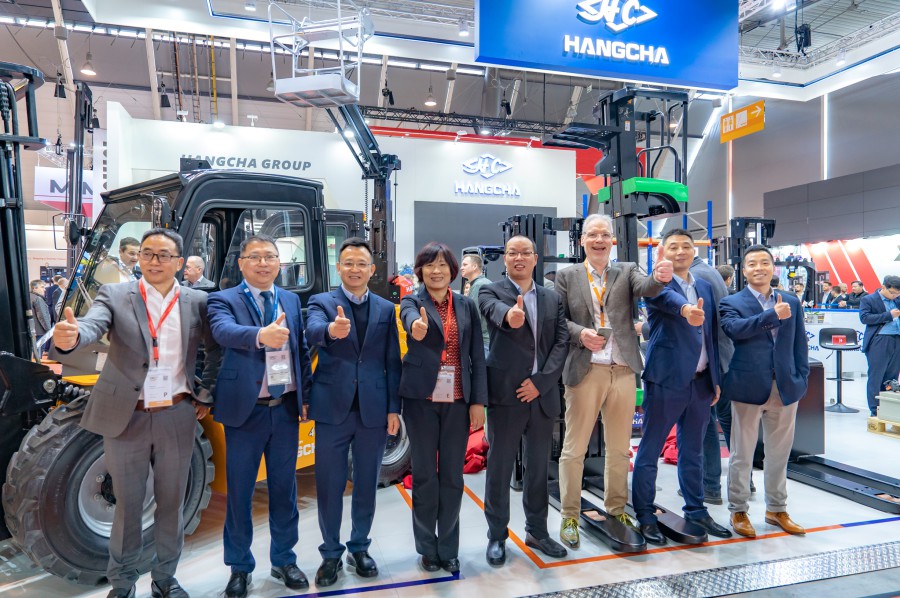 1711100805540288DFCB.jpg 新品发布合影.JPG